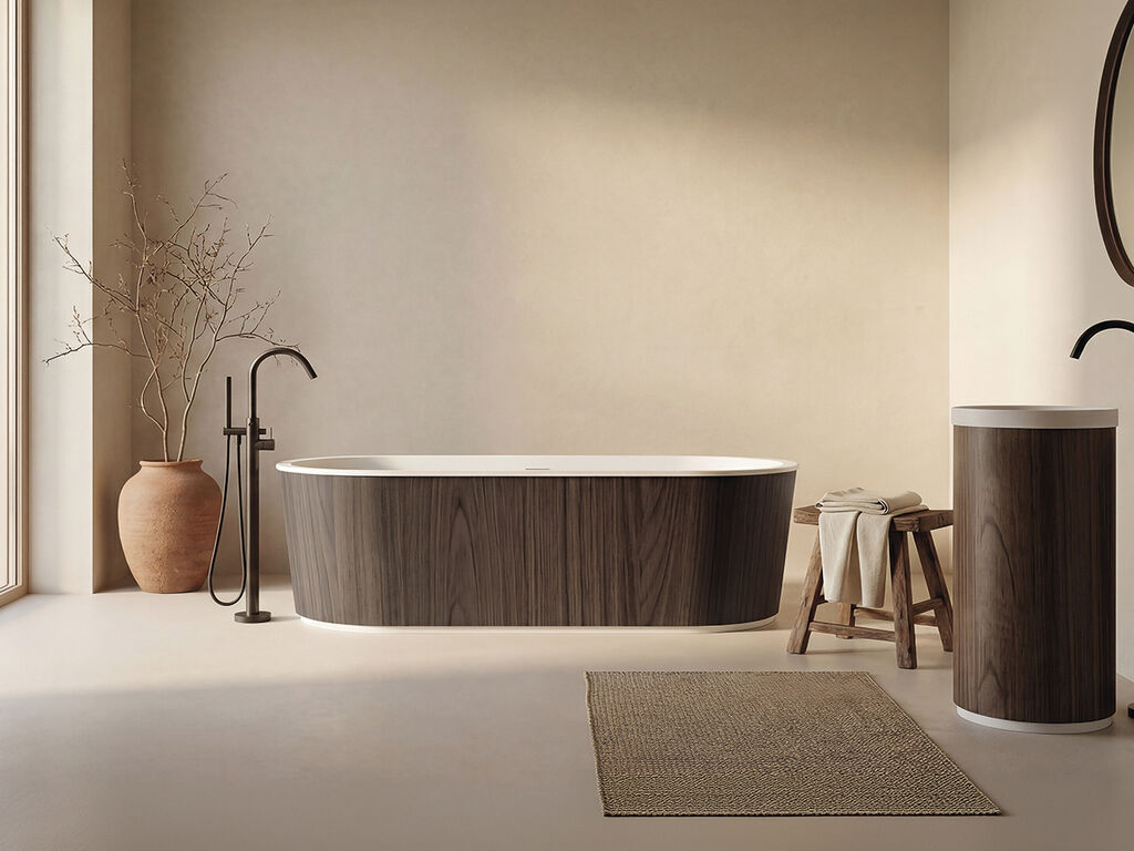 Baignoire ilot finition bois et vasque totem - ambiance naturelle